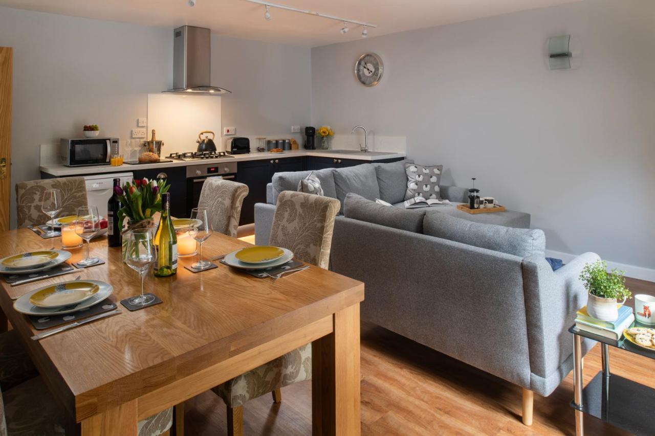 The Coachhouse - Cottage With Private Hot Tub Colwyn Bay Eksteriør billede