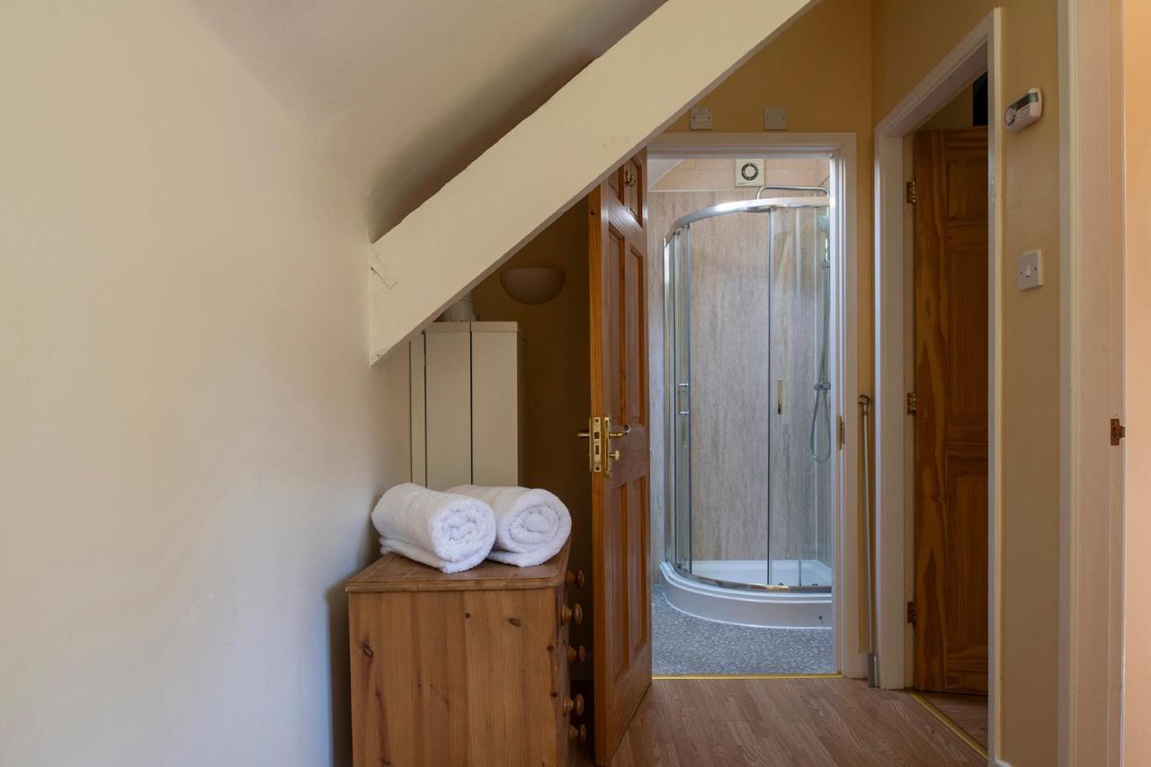 The Coachhouse - Cottage With Private Hot Tub Colwyn Bay Eksteriør billede