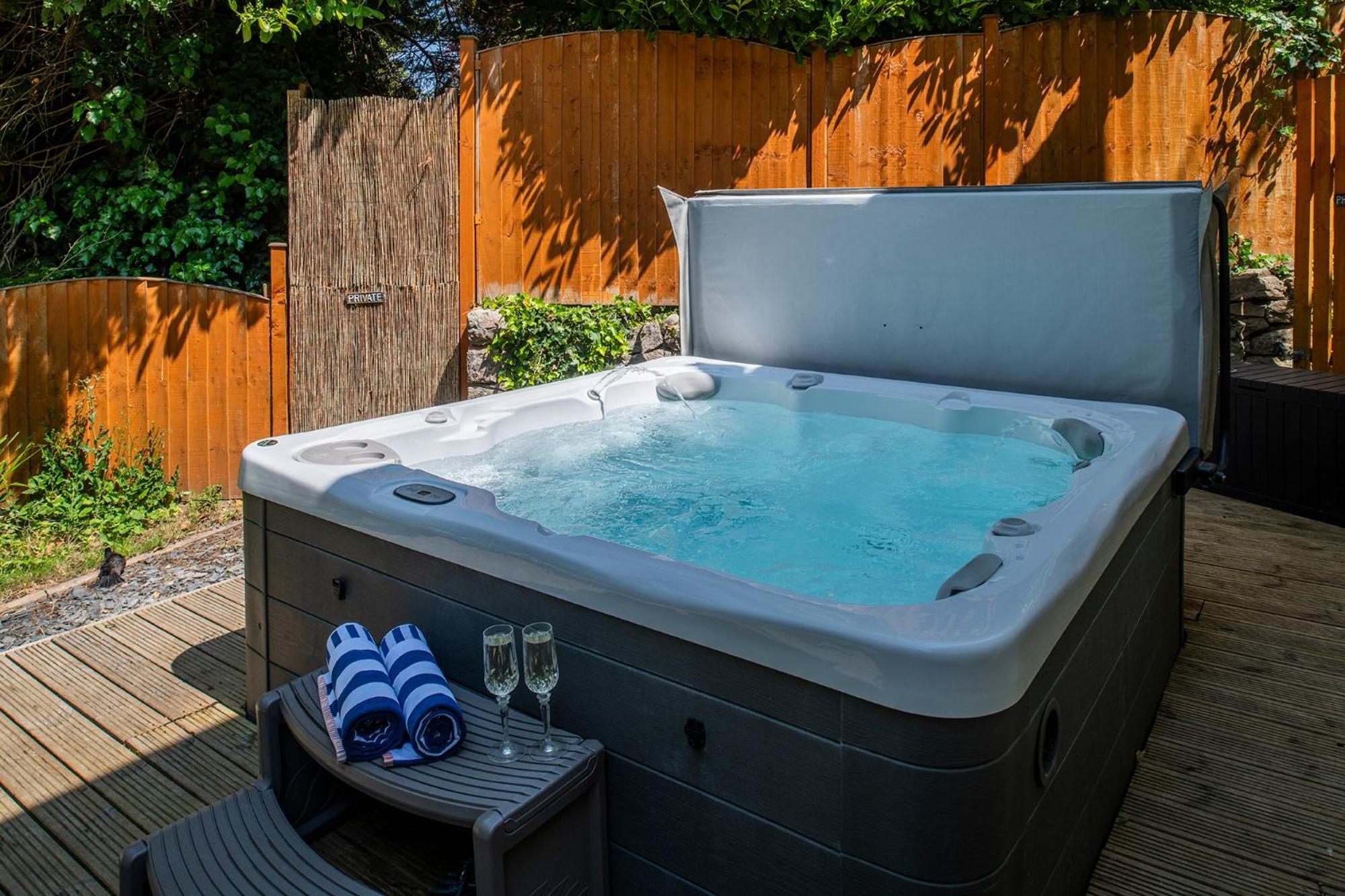 The Coachhouse - Cottage With Private Hot Tub Colwyn Bay Eksteriør billede