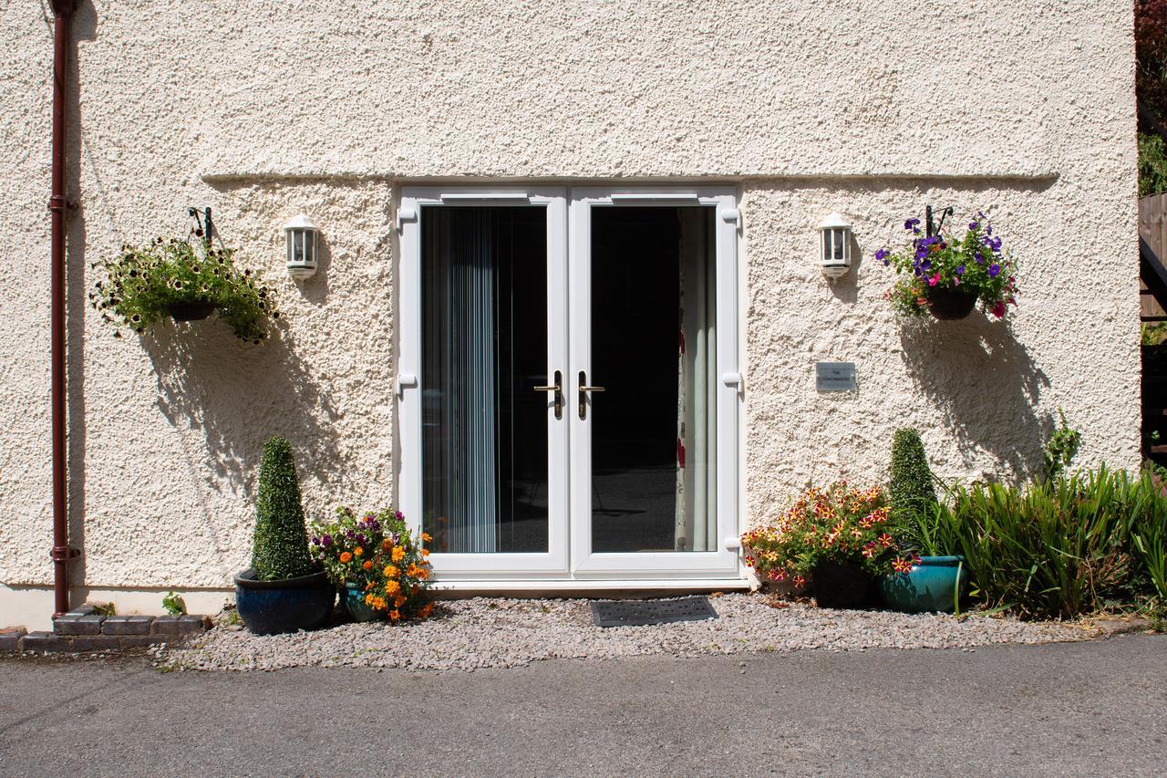 The Coachhouse - Cottage With Private Hot Tub Colwyn Bay Eksteriør billede